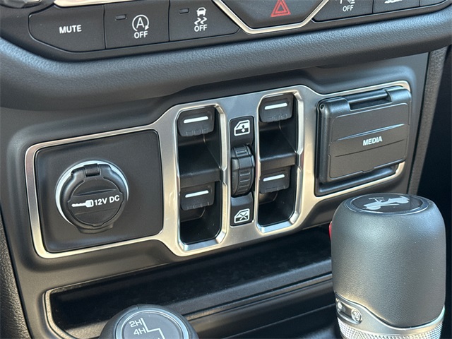 2025 Jeep Wrangler Sahara photo 27