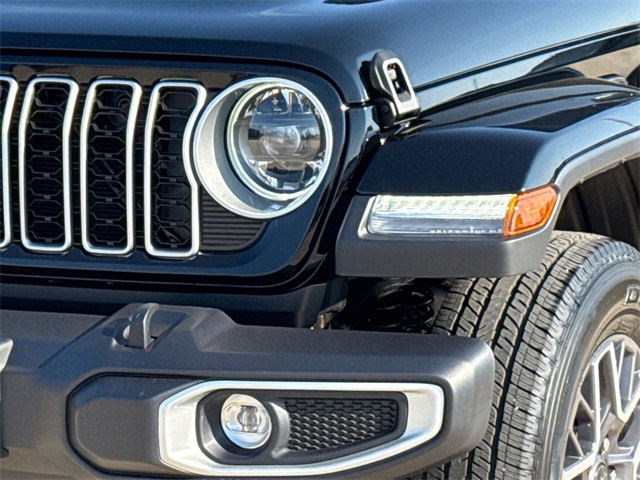 2025 Jeep Wrangler Sahara photo 4