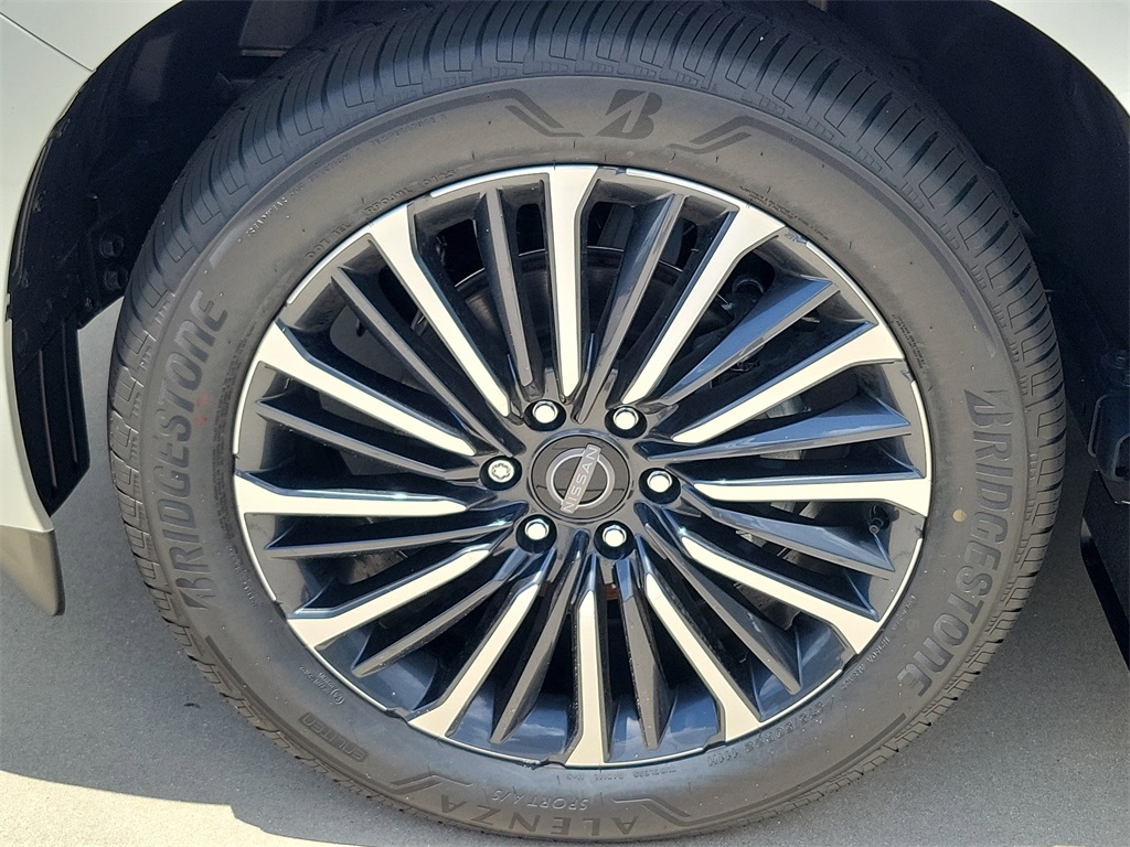 2025 White / Black Nissan Armada Platinum Reserve 4X4 SUV