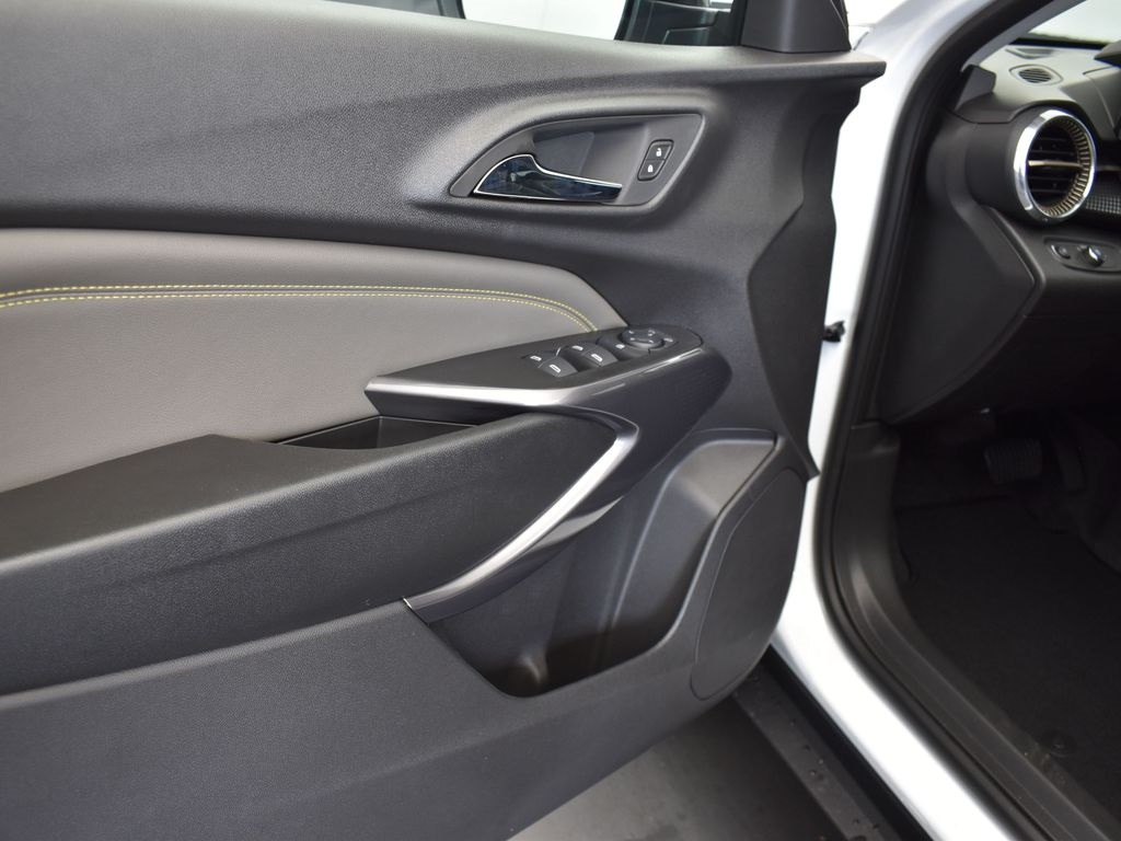 2025 Summit White Chevrolet Trax ACTIV FWD SUV