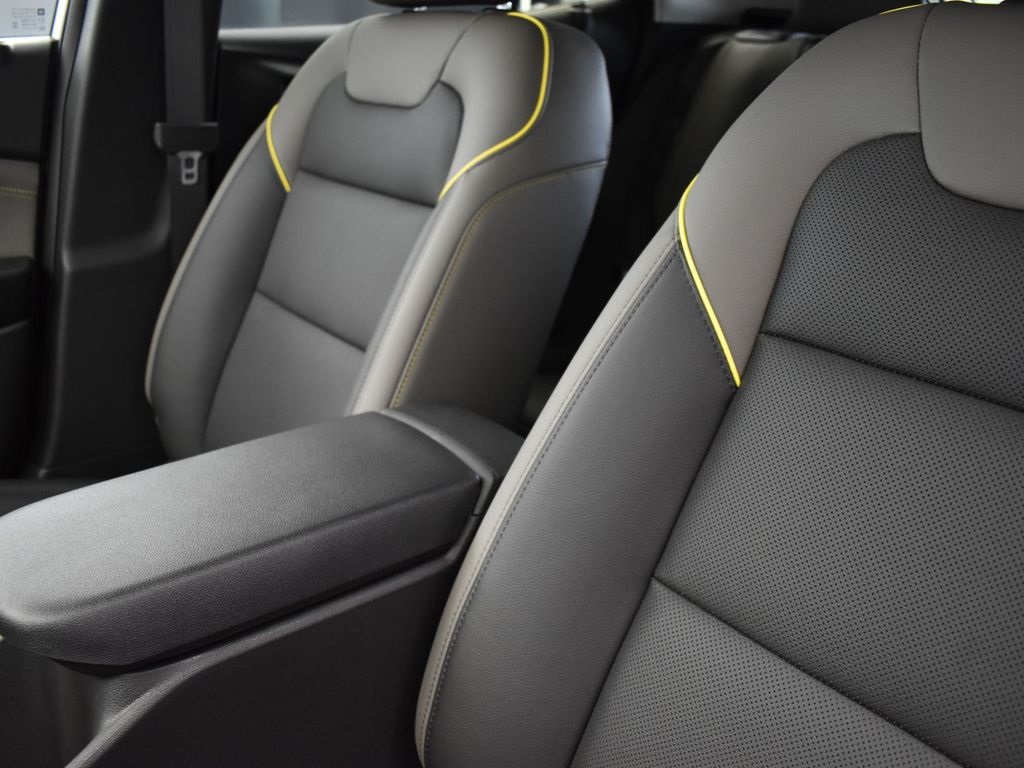 2025 Summit White Chevrolet Trax ACTIV FWD SUV