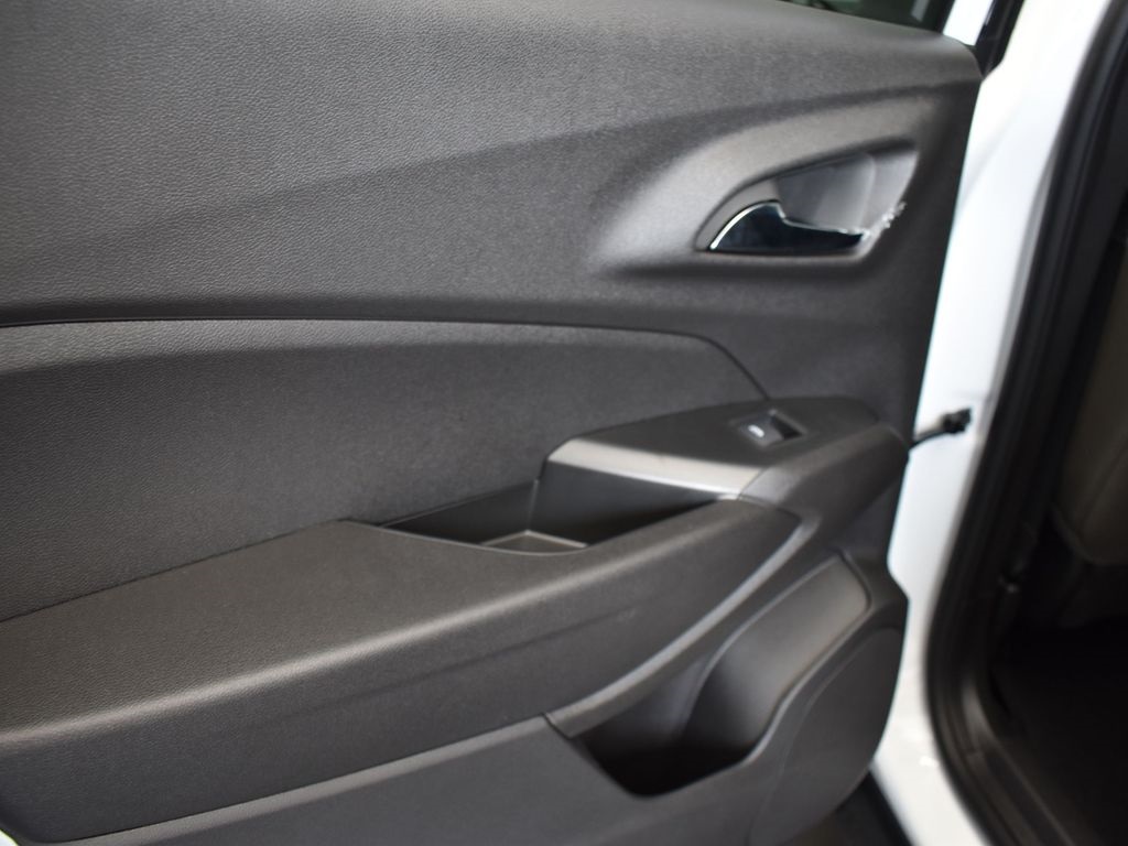 2025 Summit White Chevrolet Trax ACTIV FWD SUV