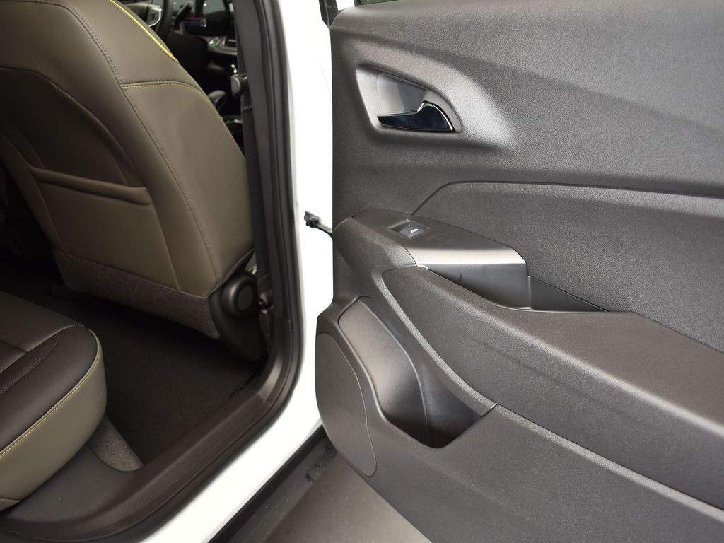 2025 Summit White Chevrolet Trax ACTIV FWD SUV