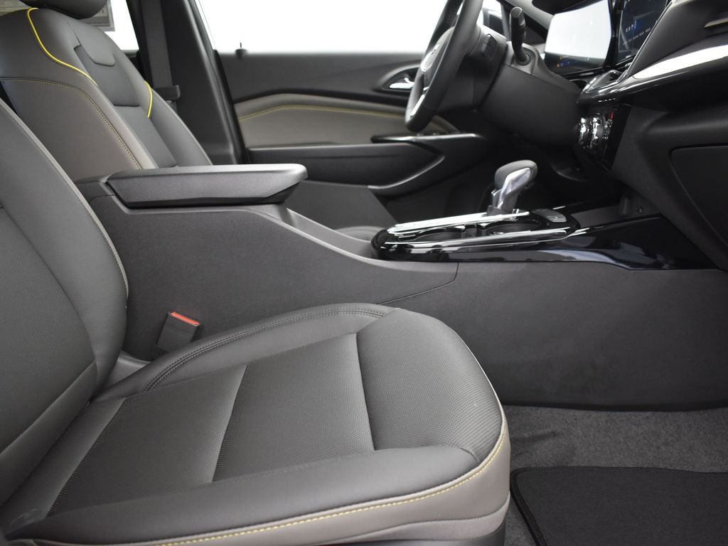 2025 Summit White Chevrolet Trax ACTIV FWD SUV