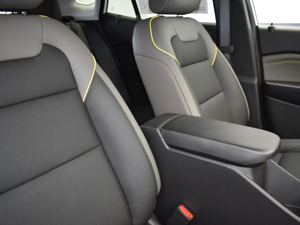 2025 Summit White Chevrolet Trax ACTIV FWD SUV