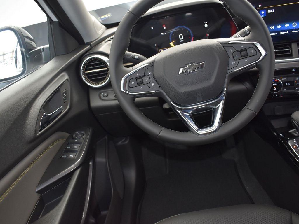 2025 Summit White Chevrolet Trax ACTIV FWD SUV