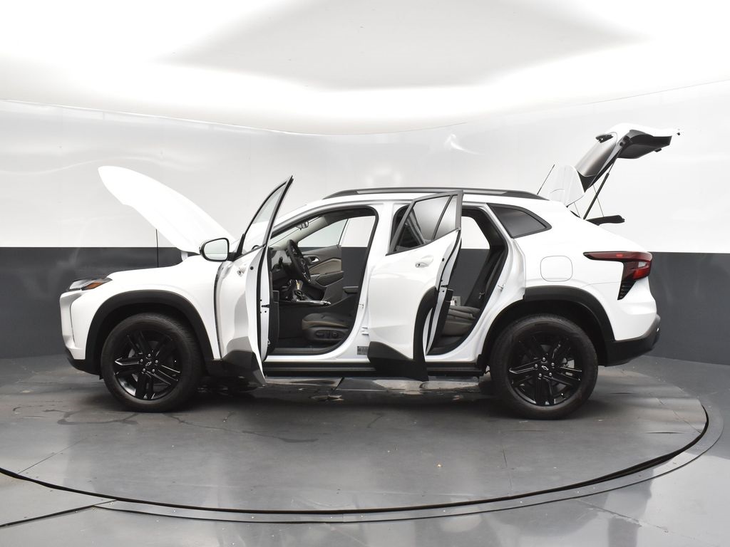2025 Summit White Chevrolet Trax ACTIV FWD SUV