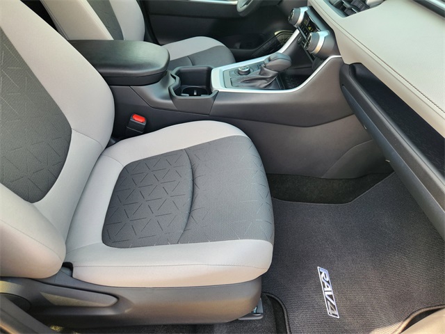 2025 Toyota RAV4 Hybrid XLE photo 3