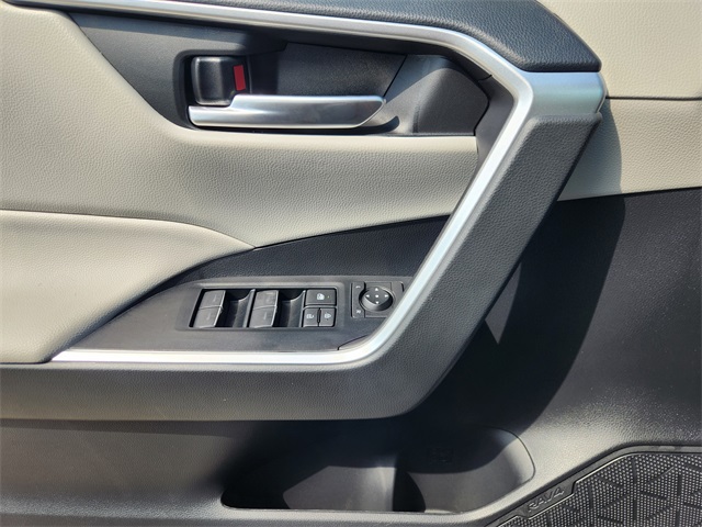 2025 Toyota RAV4 Hybrid XLE photo 8