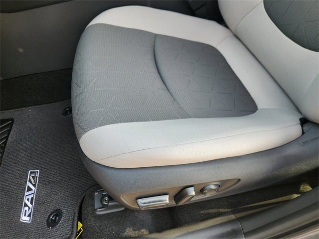 2025 Toyota RAV4 Hybrid XLE photo 9
