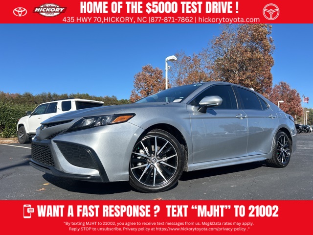 2024 Toyota Camry SE's photo