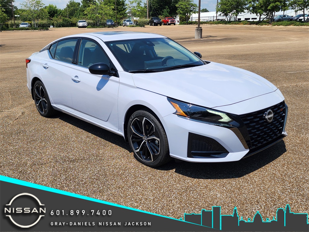 2025 Nissan Altima SR's photo