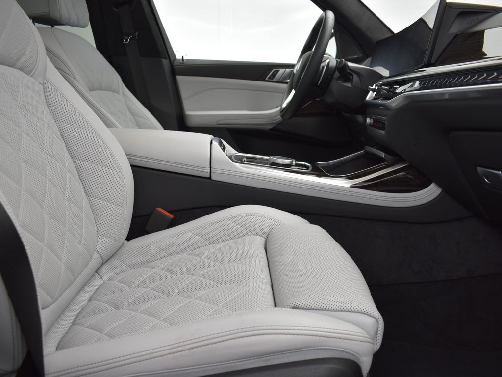 2025 Aventurin Red Metallic BMW X7 xDrive40i AWD SUV