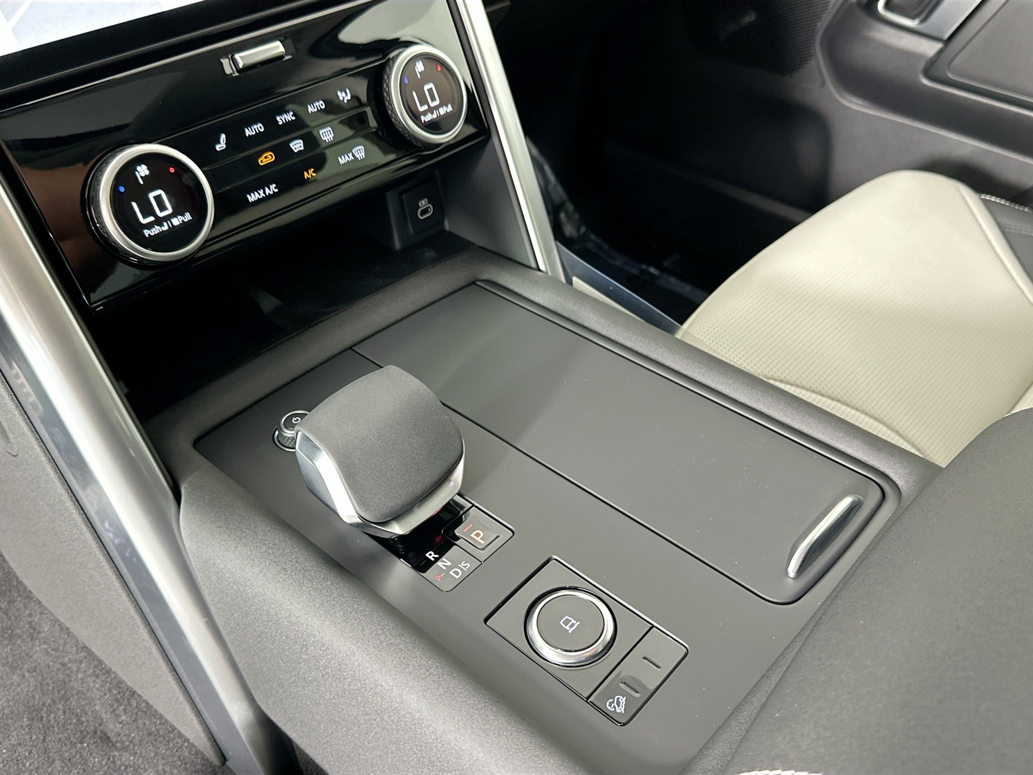 new 2025 Land Rover Discovery car, priced at $79,328