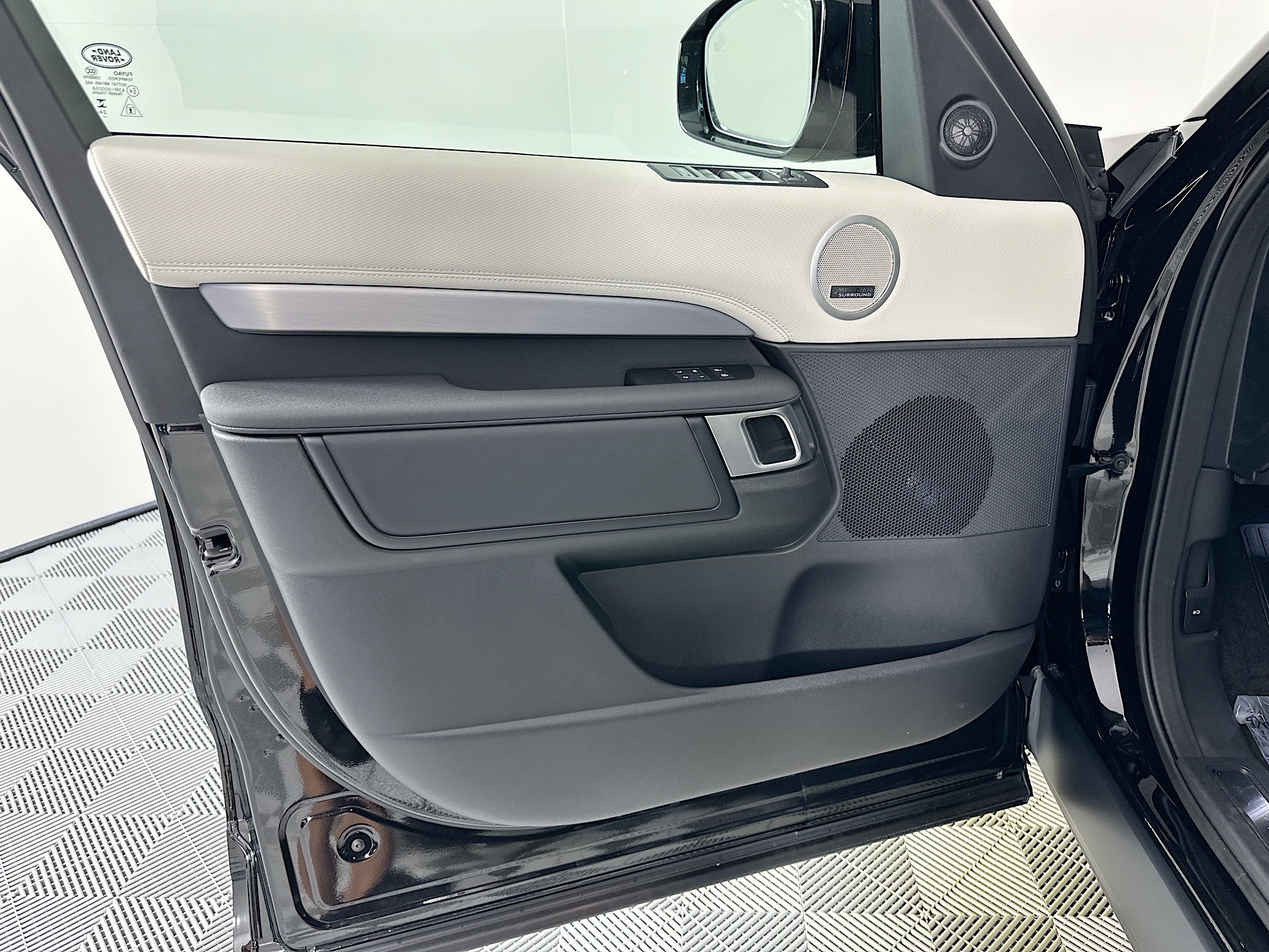 new 2025 Land Rover Discovery car, priced at $79,328