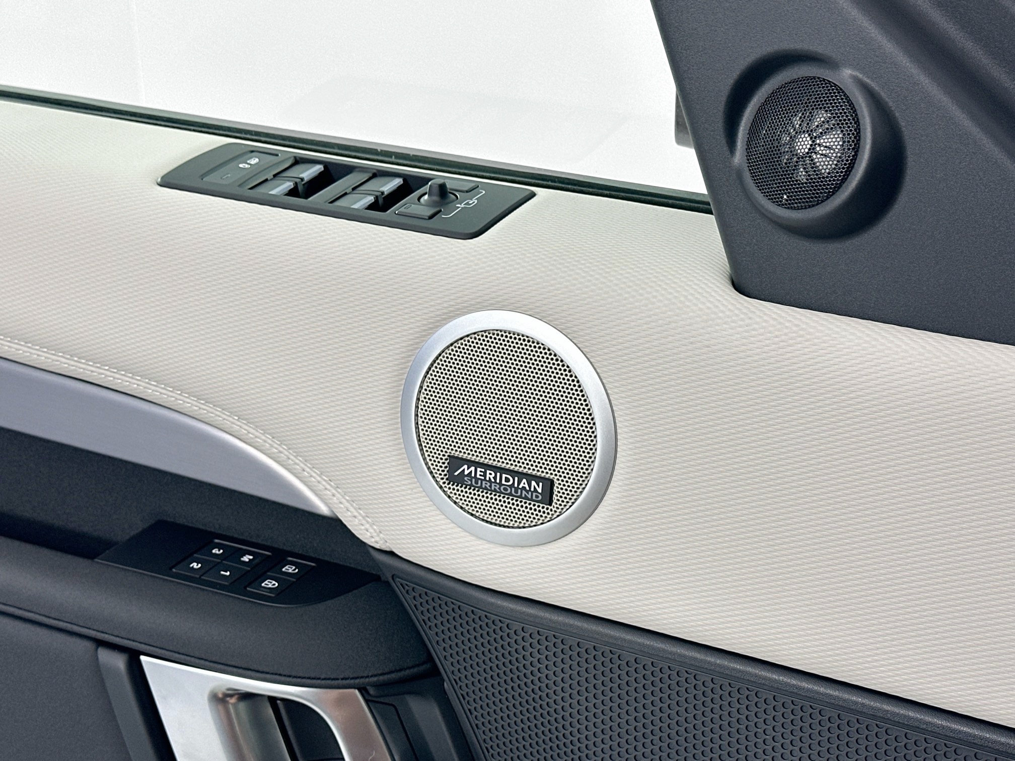 new 2025 Land Rover Discovery car, priced at $79,328