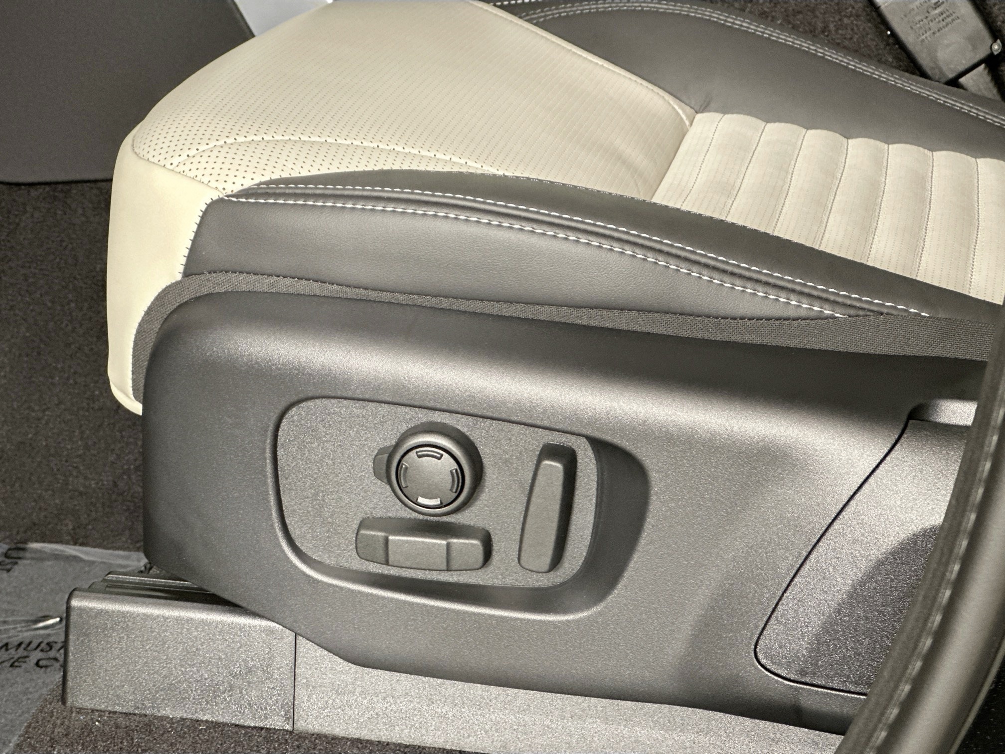 new 2025 Land Rover Discovery car, priced at $79,328