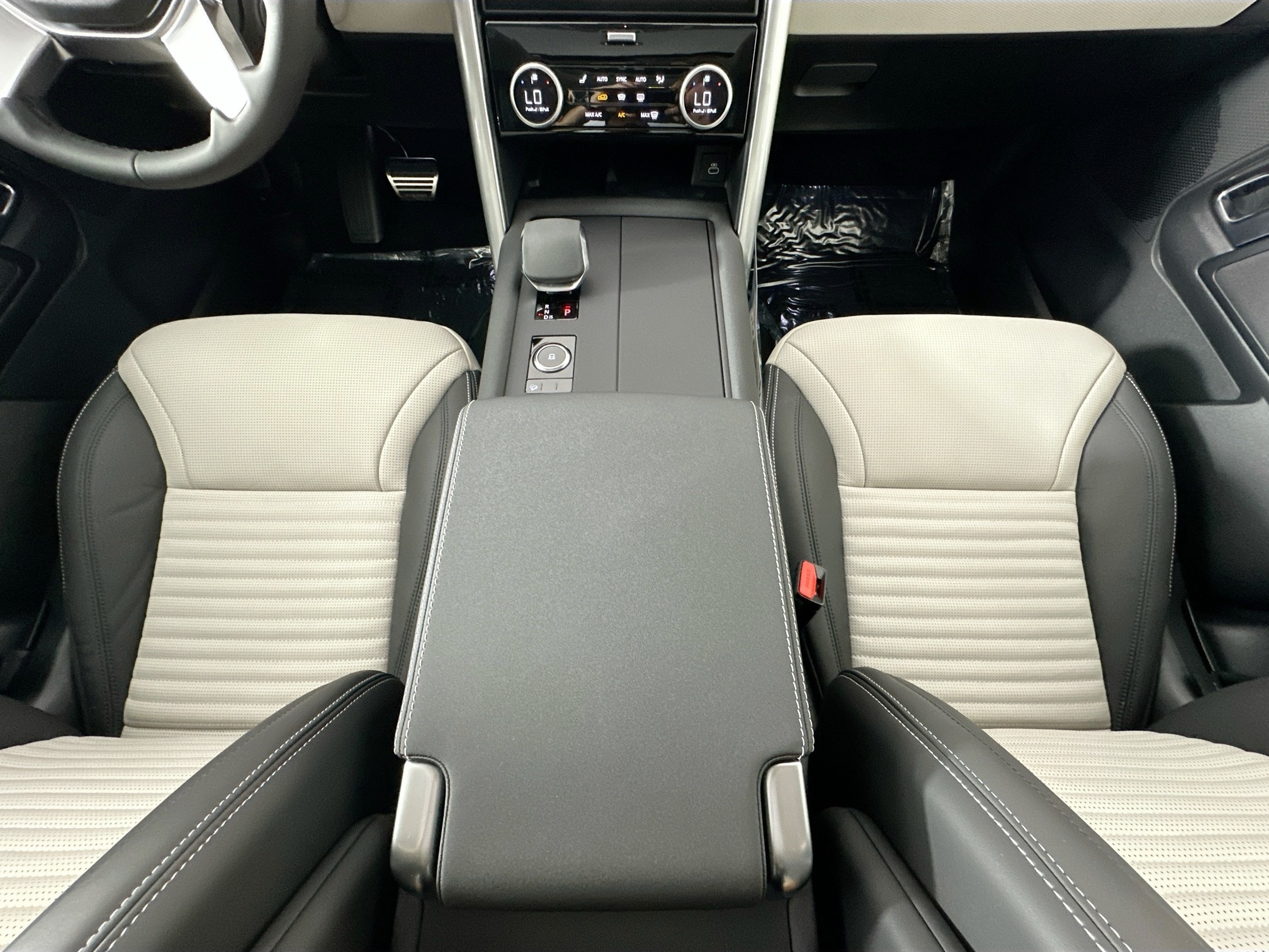 new 2025 Land Rover Discovery car, priced at $79,328