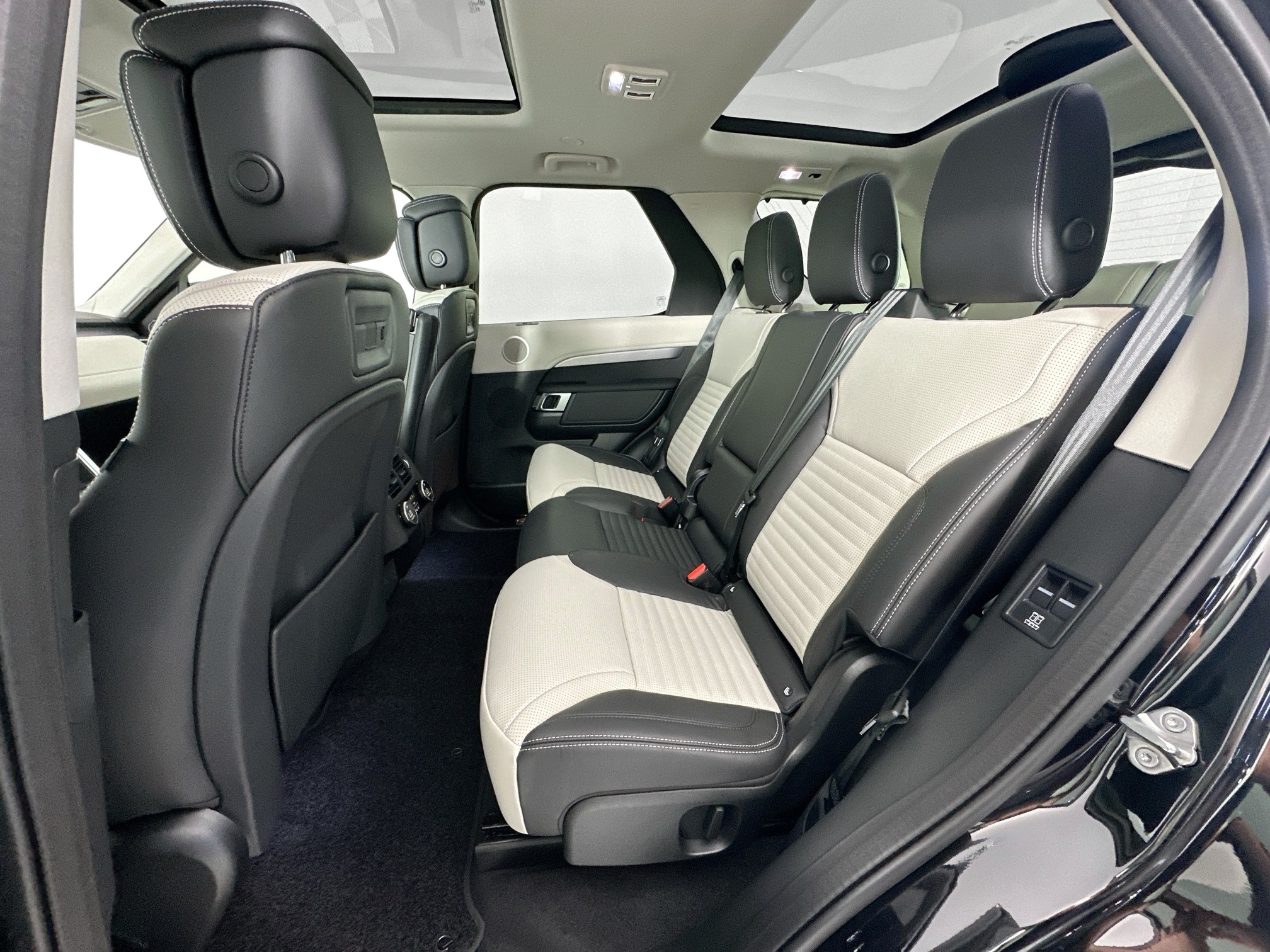 new 2025 Land Rover Discovery car, priced at $79,328