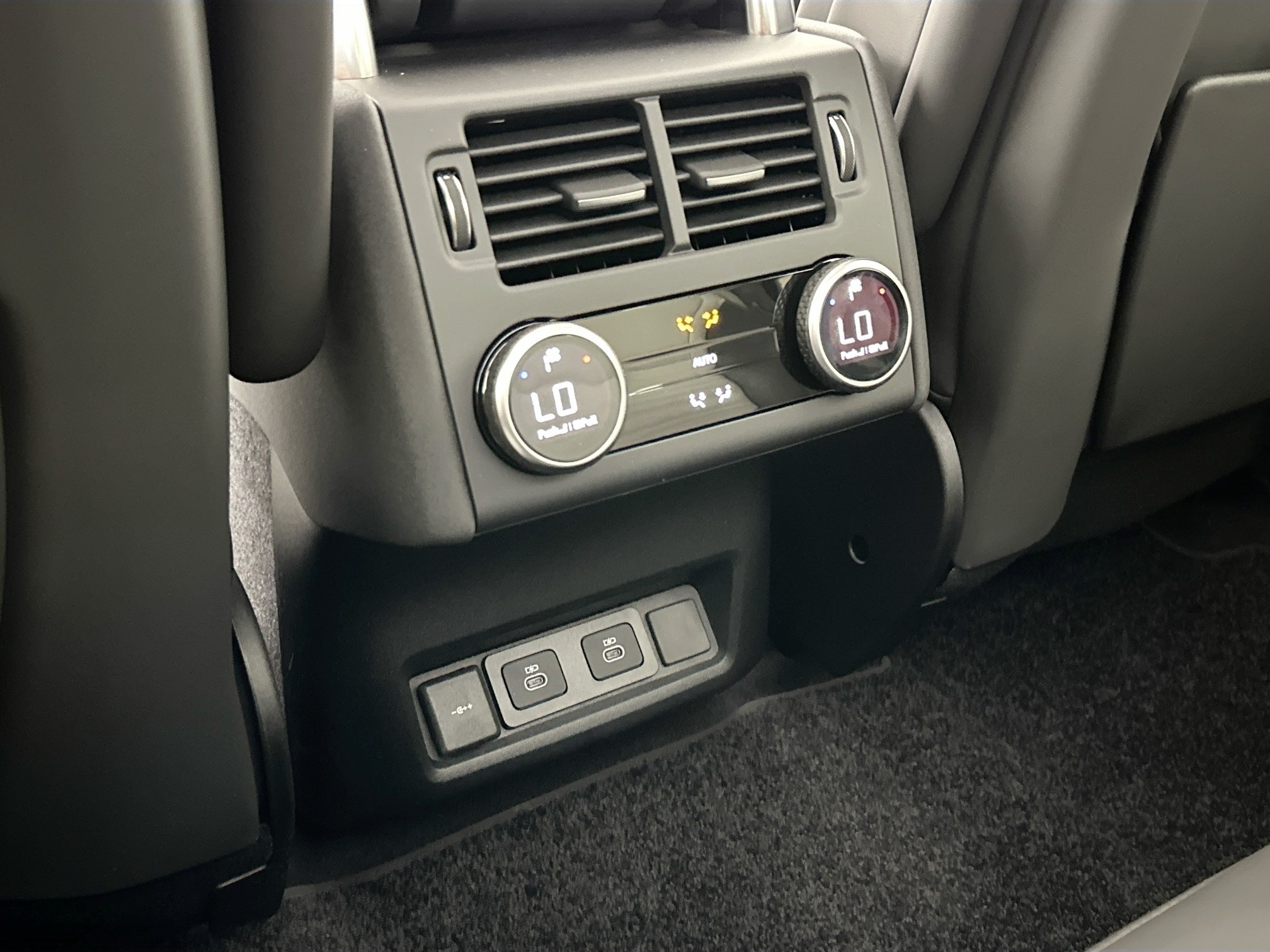 new 2025 Land Rover Discovery car, priced at $79,328