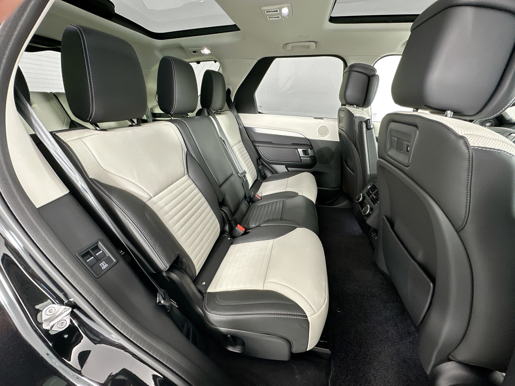 new 2025 Land Rover Discovery car, priced at $79,328