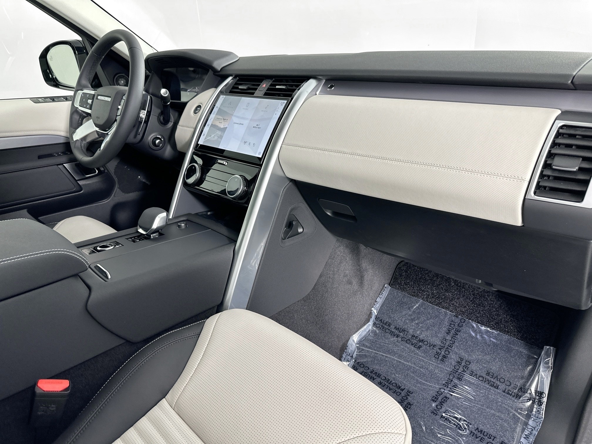 new 2025 Land Rover Discovery car, priced at $79,328