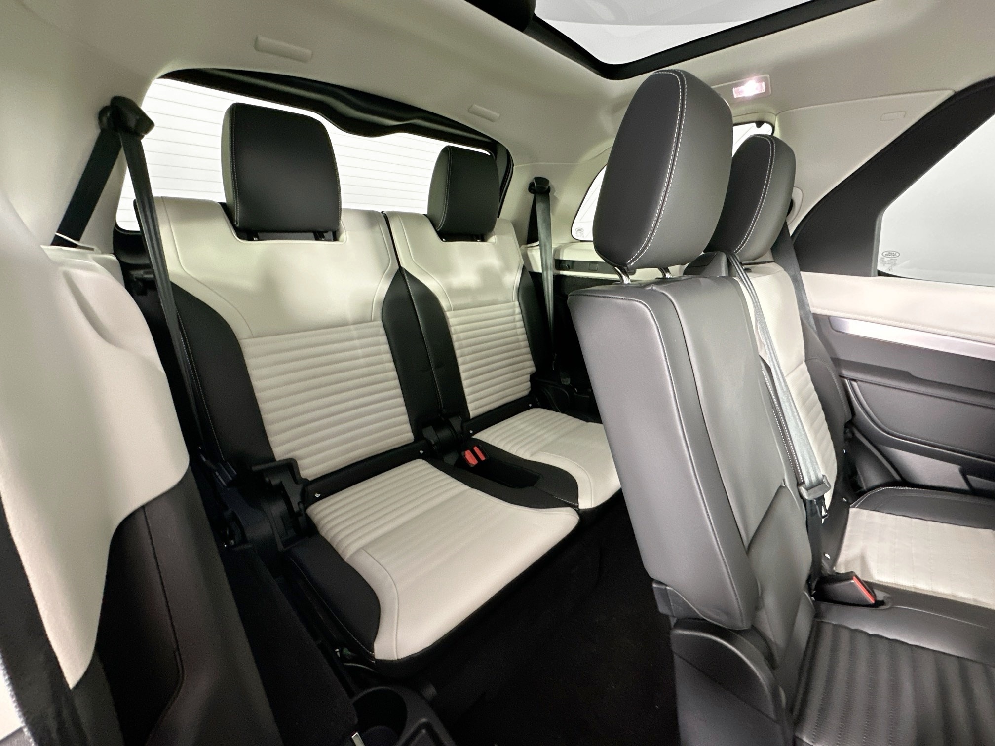 new 2025 Land Rover Discovery car, priced at $79,328