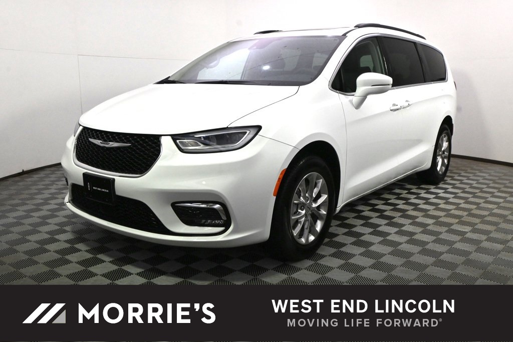 2022 Chrysler Pacifica Touring L's photo