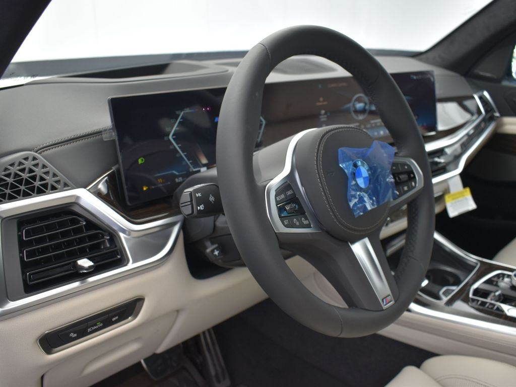 2026 Mineral White Metallic BMW X7 xDrive40i AWD SUV