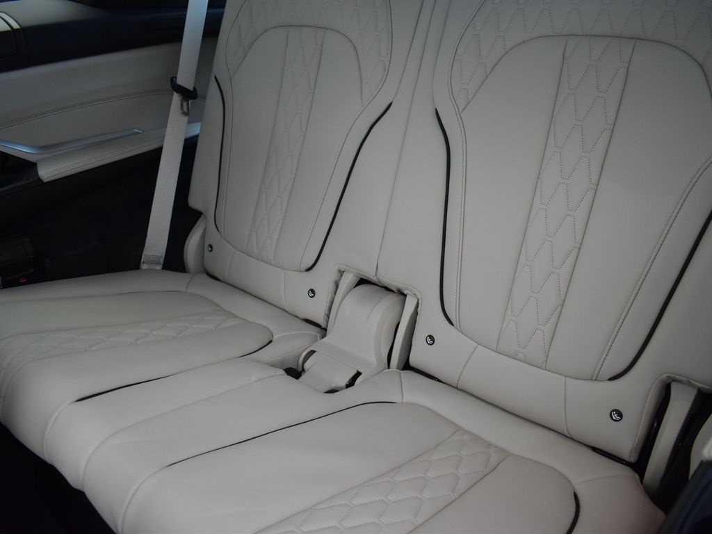 2026 Mineral White Metallic BMW X7 xDrive40i AWD SUV
