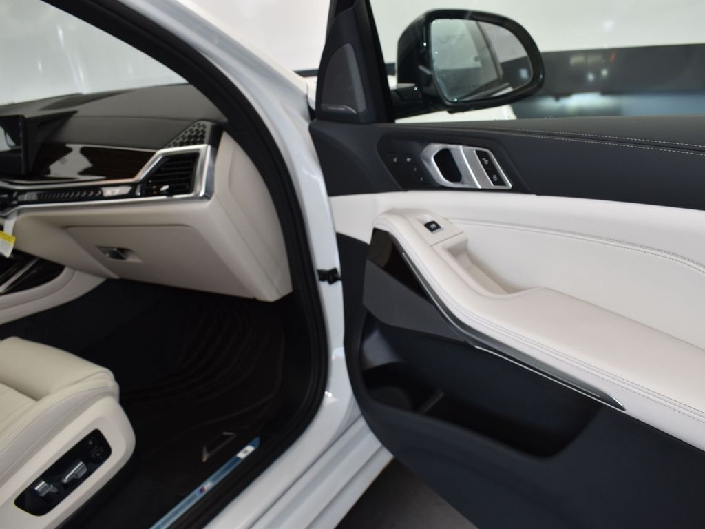 2026 Mineral White Metallic BMW X7 xDrive40i AWD SUV