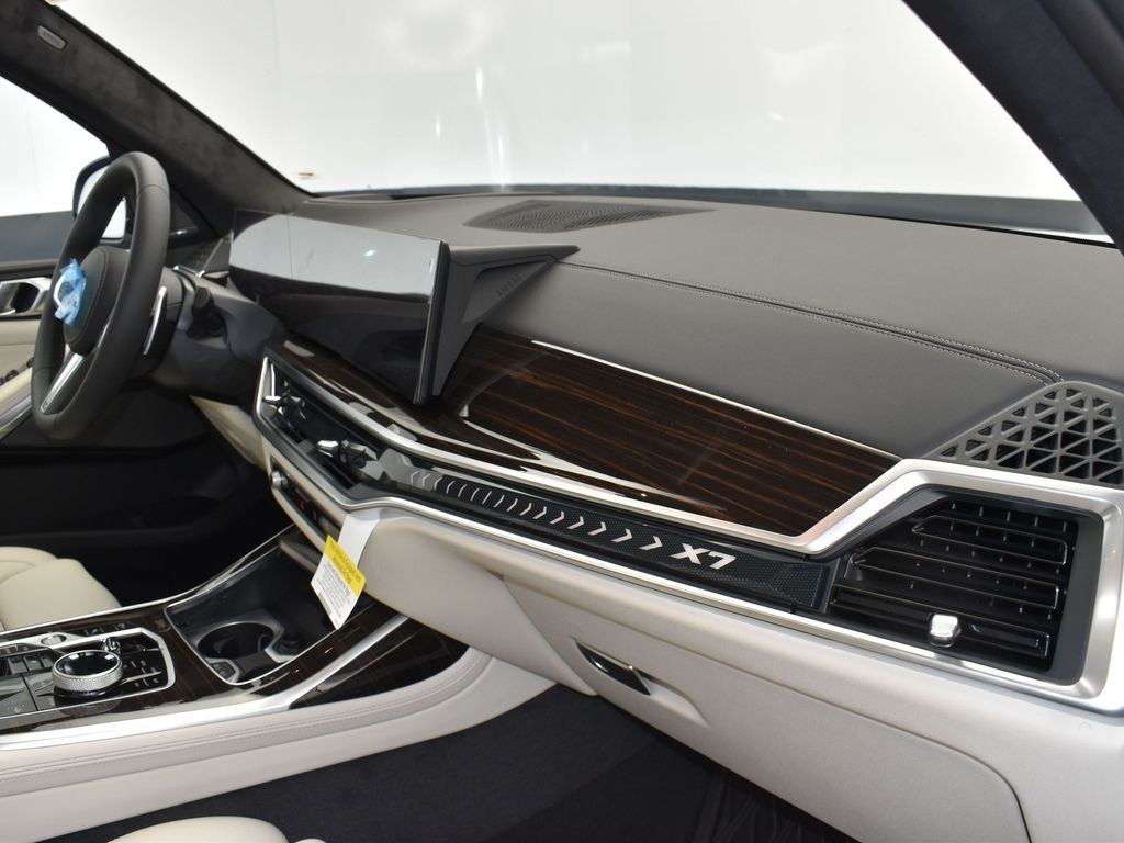2026 Mineral White Metallic BMW X7 xDrive40i AWD SUV