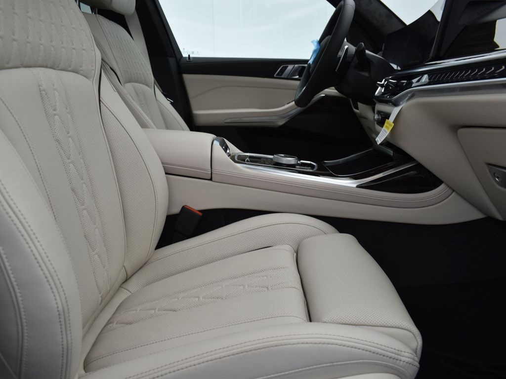 2026 Mineral White Metallic BMW X7 xDrive40i AWD SUV