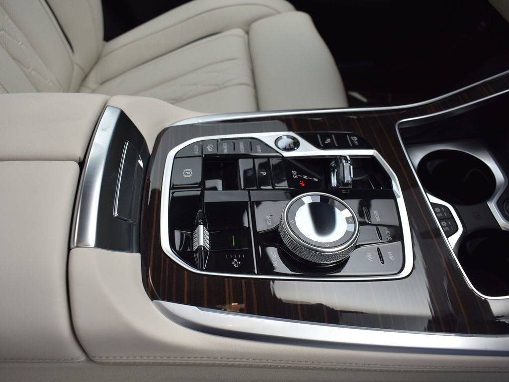 2026 Mineral White Metallic BMW X7 xDrive40i AWD SUV
