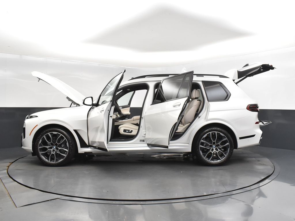 2026 Mineral White Metallic BMW X7 xDrive40i AWD SUV