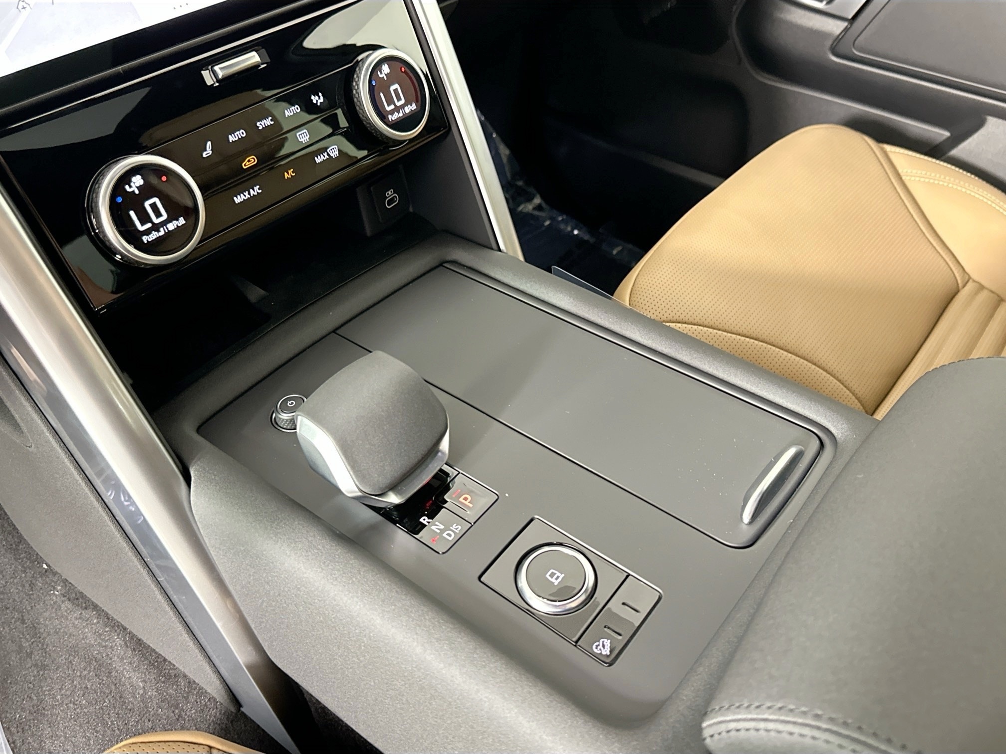 new 2025 Land Rover Discovery car, priced at $78,478