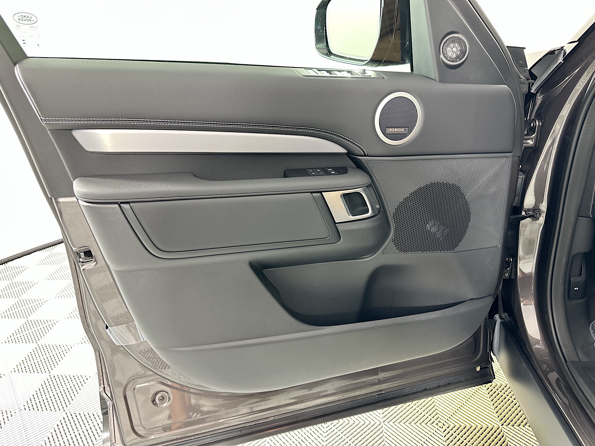 new 2025 Land Rover Discovery car, priced at $78,478