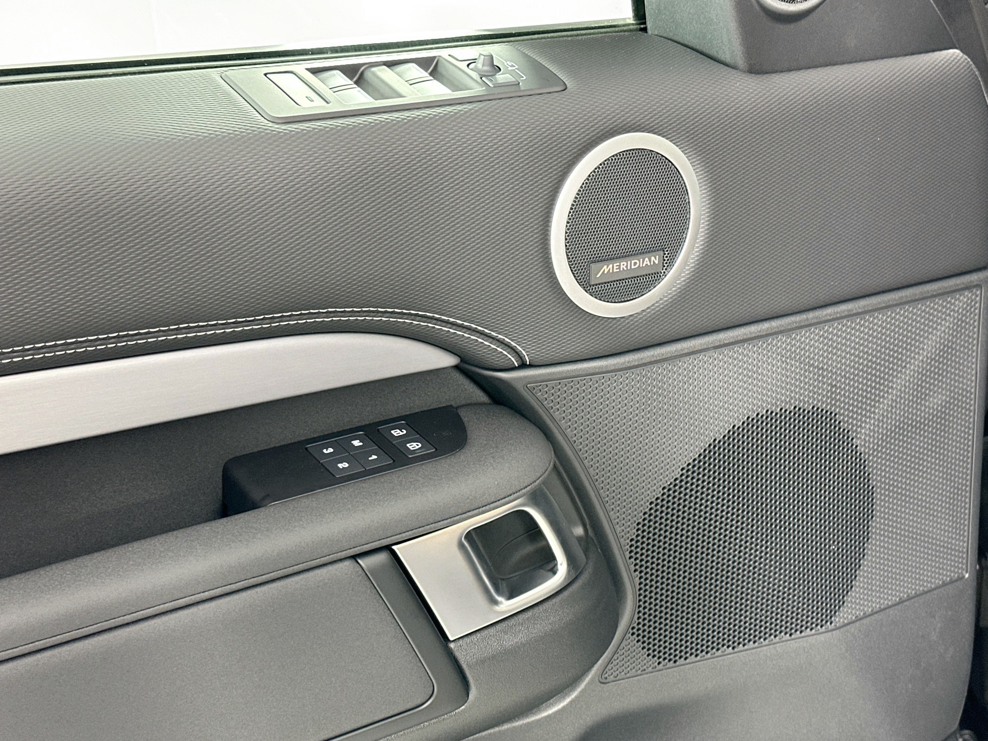 new 2025 Land Rover Discovery car, priced at $78,478