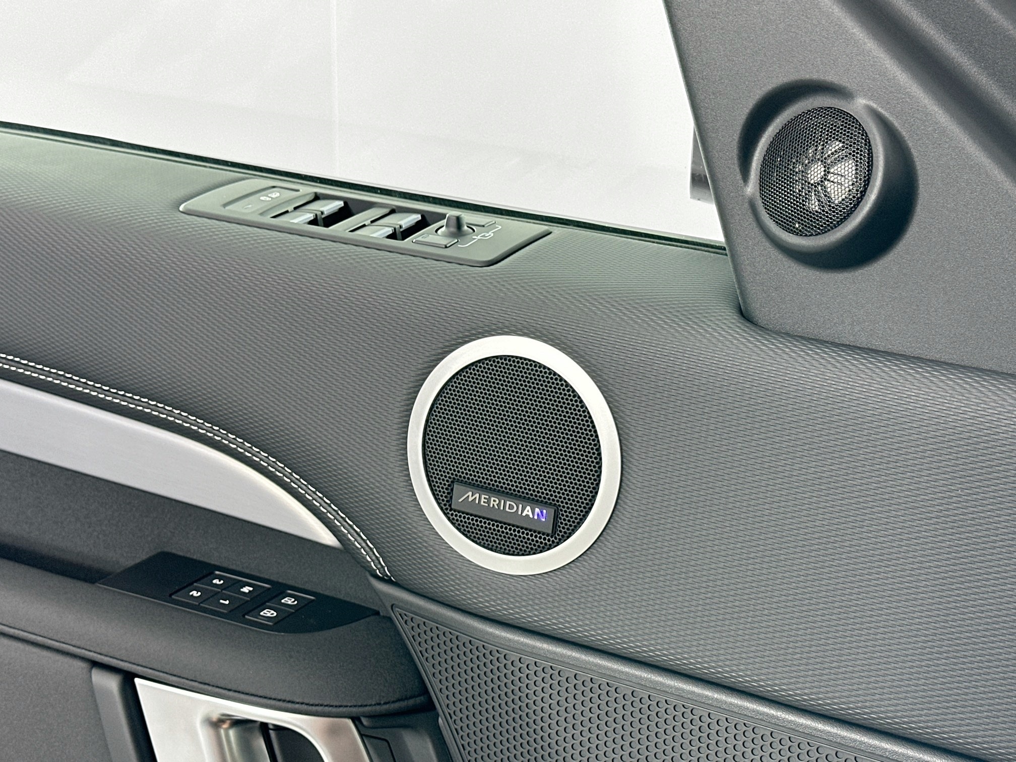 new 2025 Land Rover Discovery car, priced at $78,478