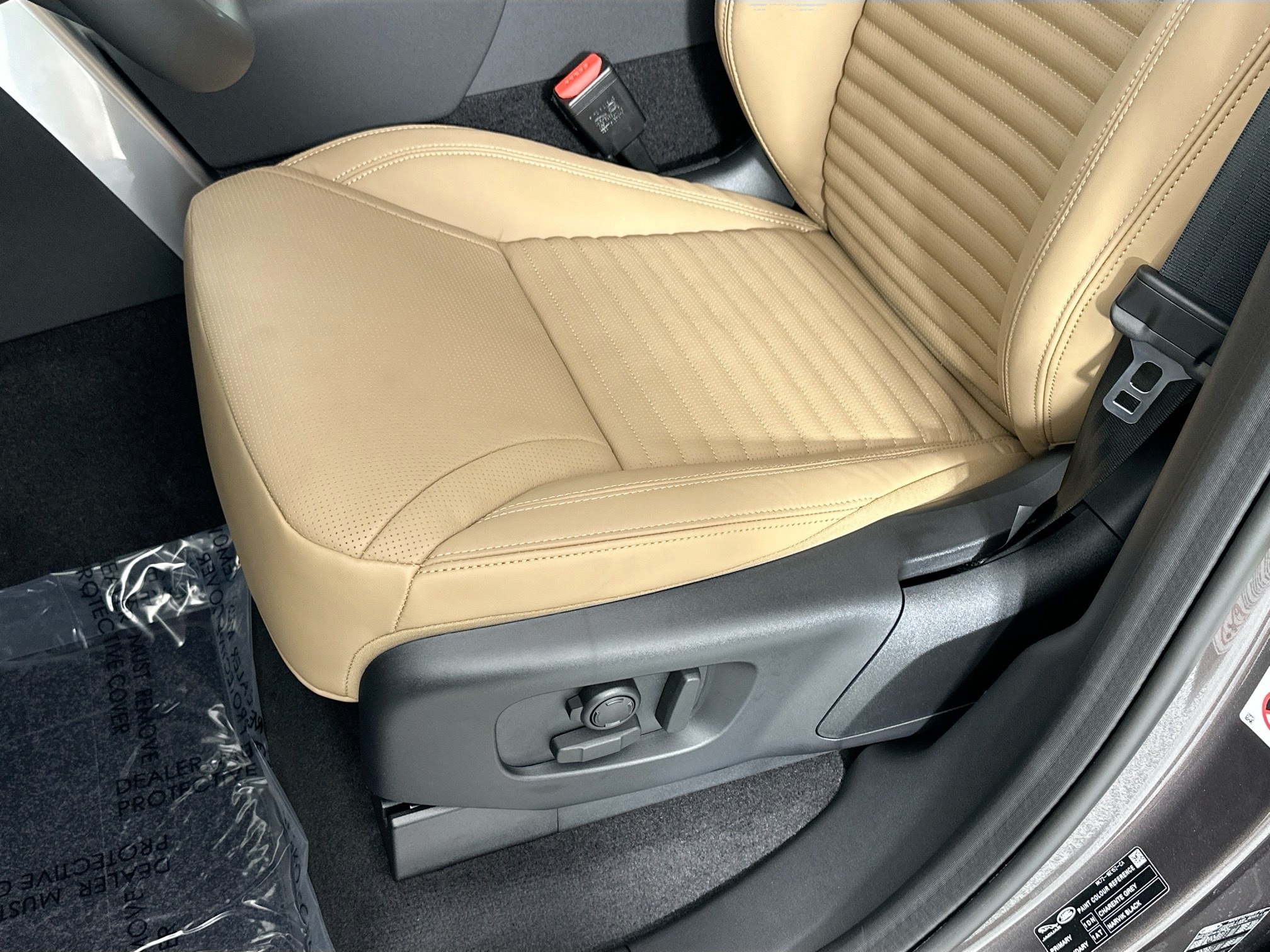 new 2025 Land Rover Discovery car, priced at $78,478