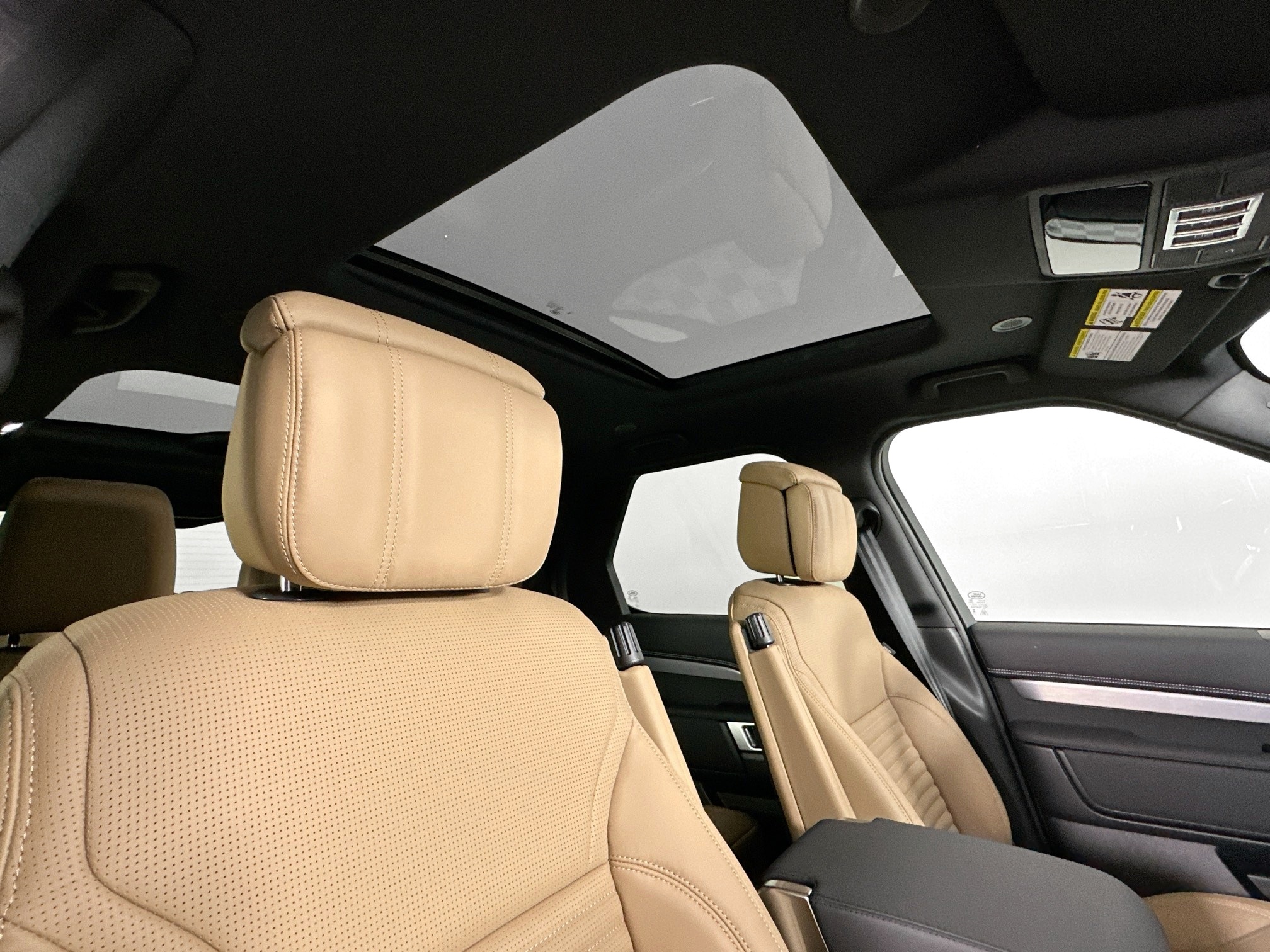 new 2025 Land Rover Discovery car, priced at $78,478