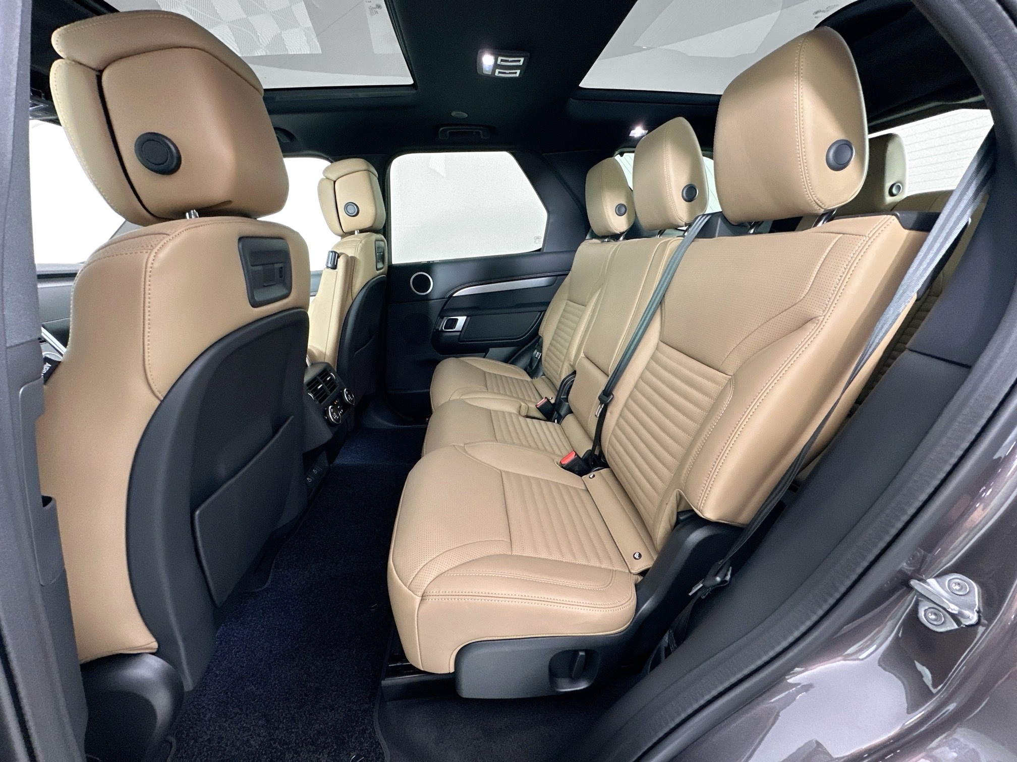 new 2025 Land Rover Discovery car, priced at $78,478