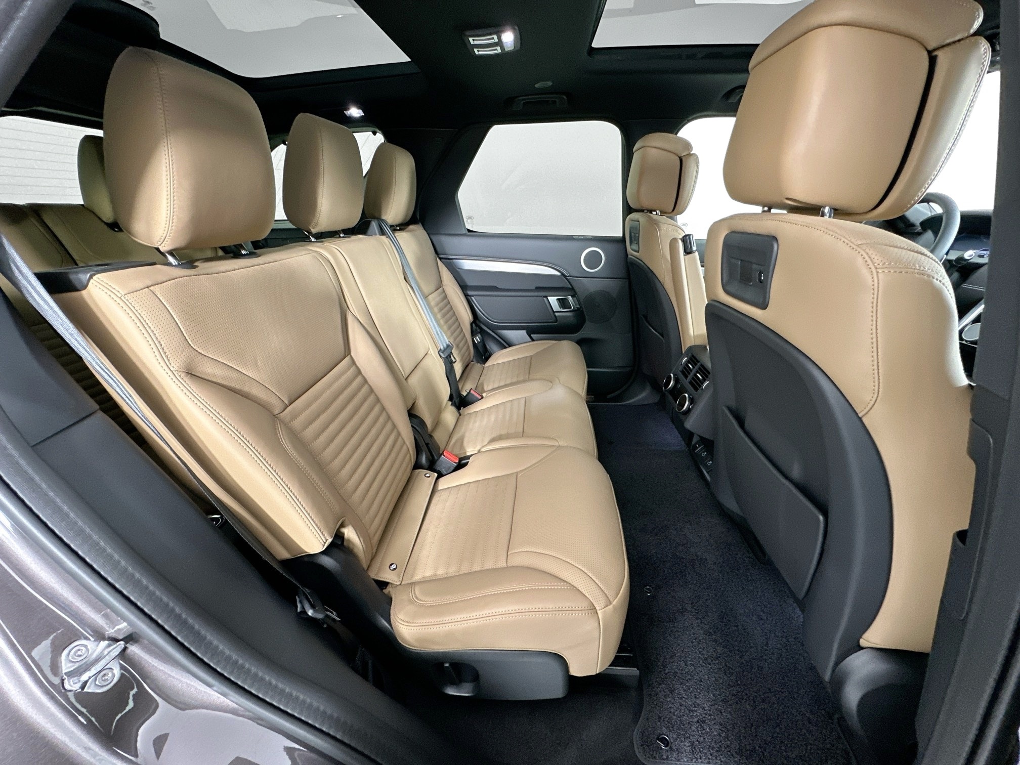 new 2025 Land Rover Discovery car, priced at $78,478