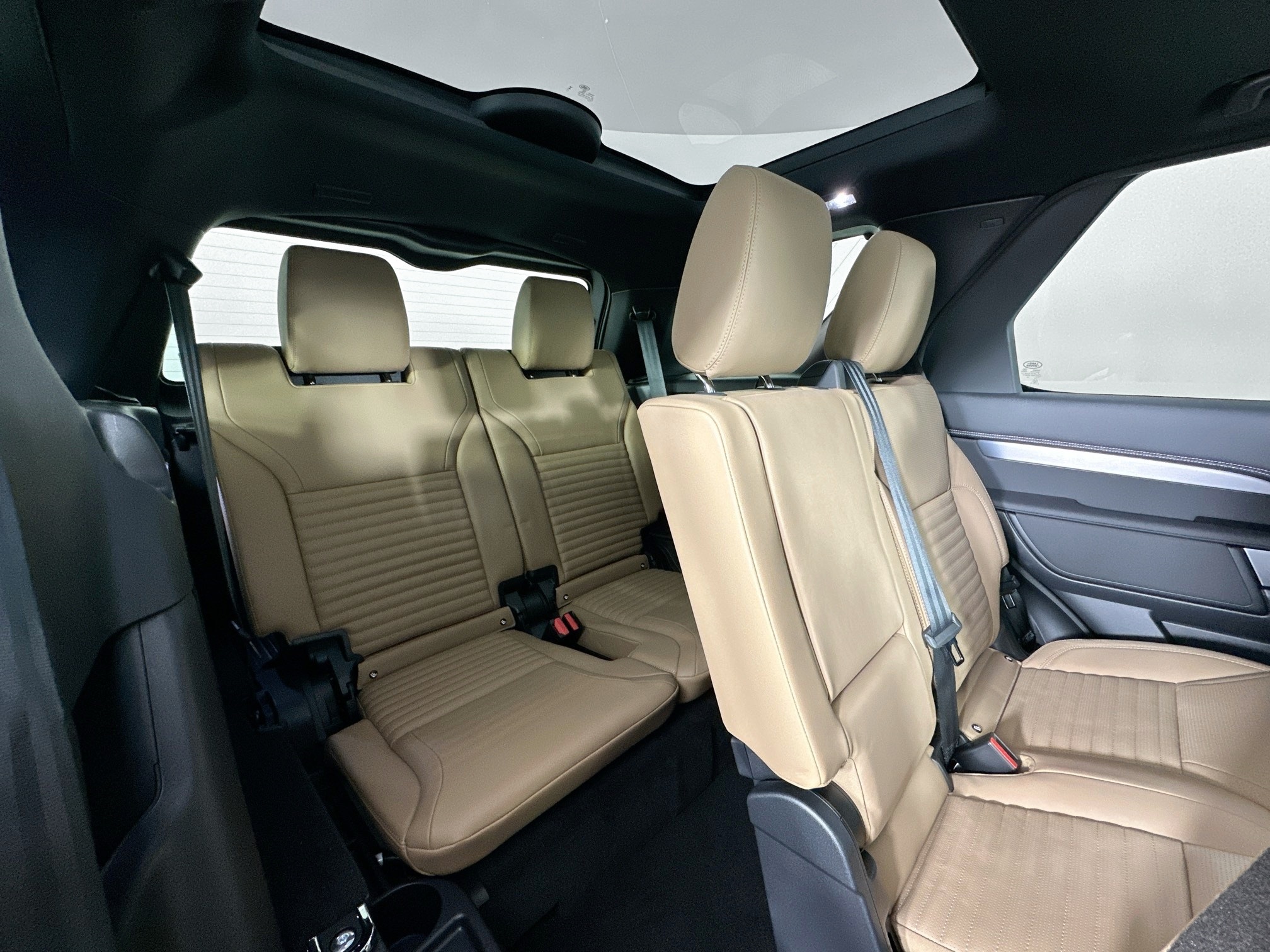 new 2025 Land Rover Discovery car, priced at $78,478