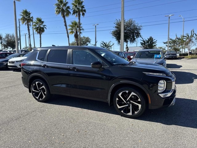 2023 Mitsubishi Outlander SE's photo