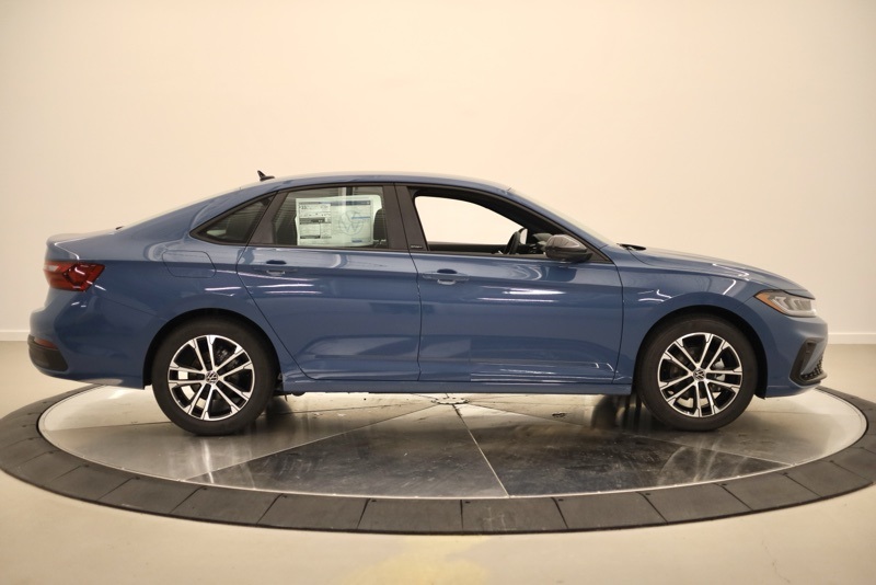 2025 Volkswagen Jetta 1.5T Sport photo 2