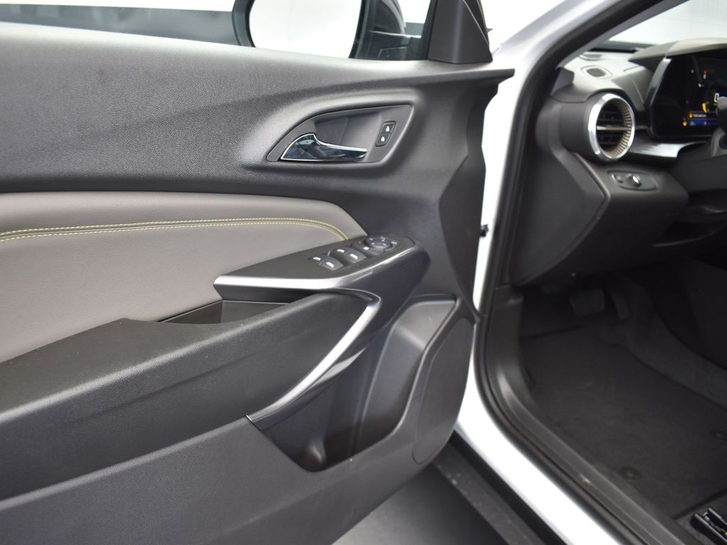 2025 Summit White Chevrolet Trax ACTIV FWD SUV