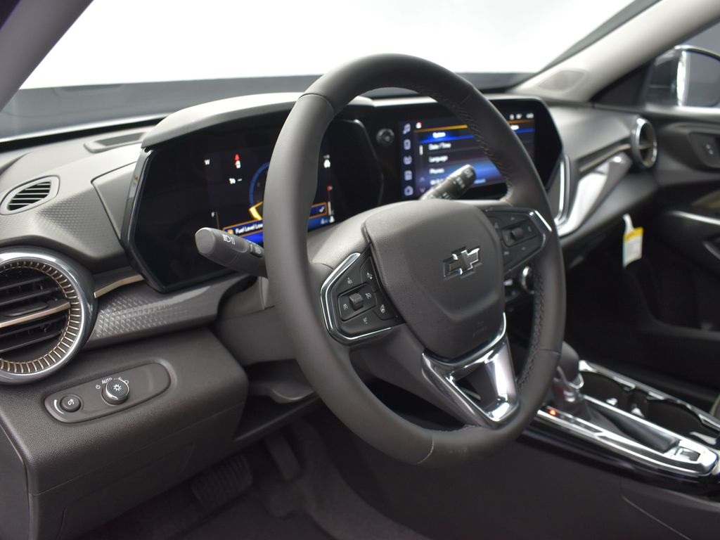 2025 Summit White Chevrolet Trax ACTIV FWD SUV