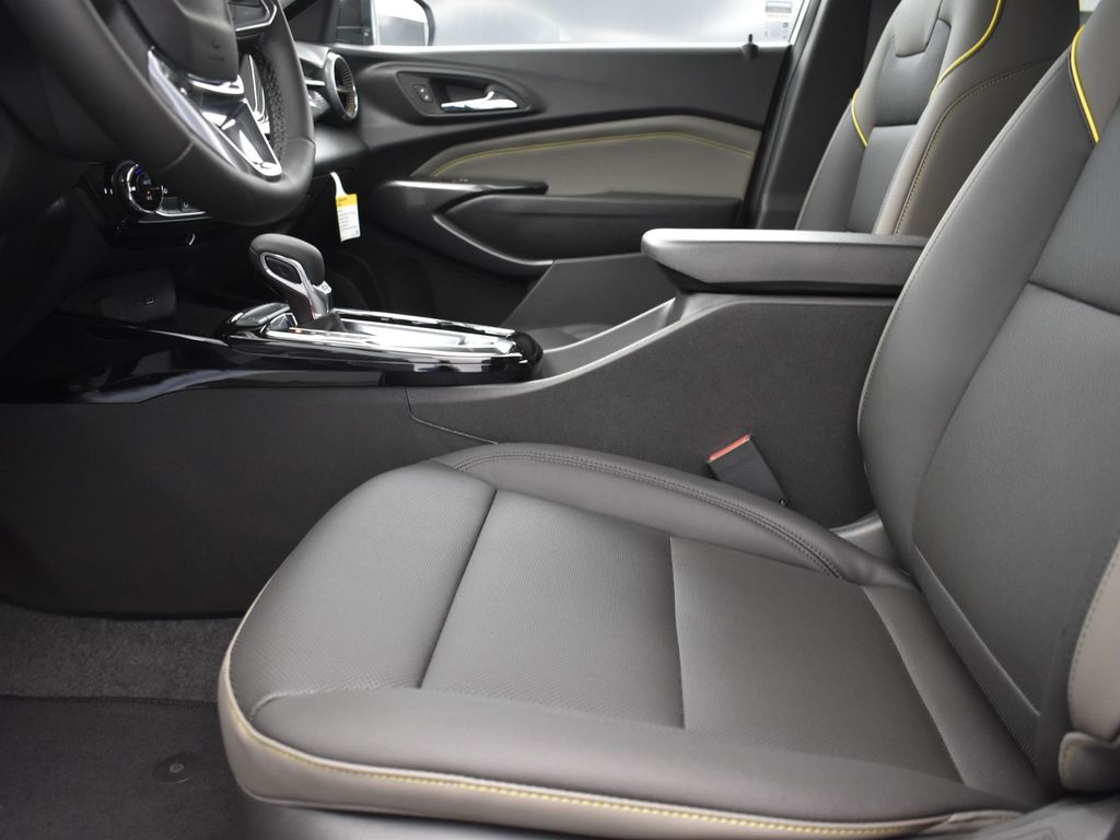 2025 Summit White Chevrolet Trax ACTIV FWD SUV