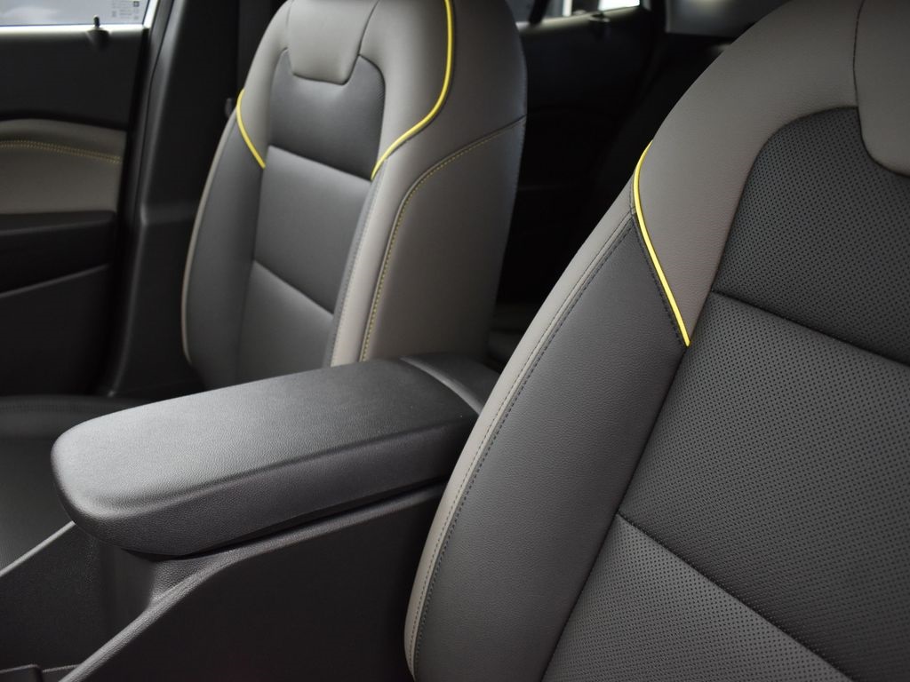 2025 Summit White Chevrolet Trax ACTIV FWD SUV